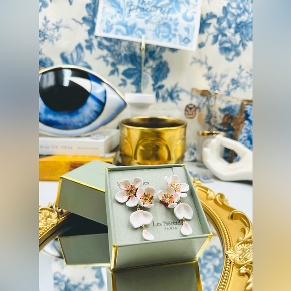 🆕 LES NEREIDES 🧿 NWOT White Cherry Blossom Dangling Earring - Picture 17 of 17